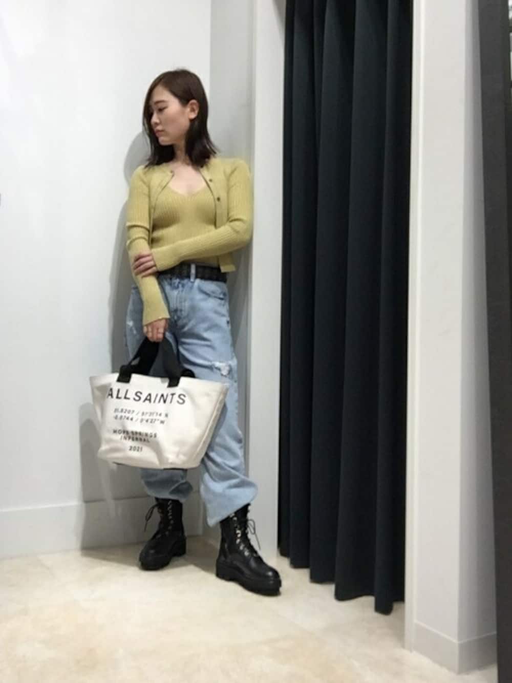 「カーディガン、デニム、ベルト、デニムスタイル、ALLSAINTS　、あつぞこシューズ」｜「ALLSAINTSのLEXI CROP TOP | LEXI クロップ トップス（キャミソール、ゴールド系）」を使った、Micheleさん（レディース・155cm）の秋コーディネートの1枚目の写真