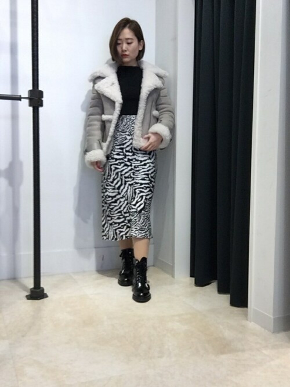「スカート、ムートン、ショートブーツ、ALLSAINTS　、オールセインツ」｜「ALLSAINTSのFARLEY SHEARLING JACKET | FARLEY SHEARLING ジャケット（ライダースジャケット、グレー系）」を使った、Micheleさん（レディース・155cm）の秋コーディネートの1枚目の写真
