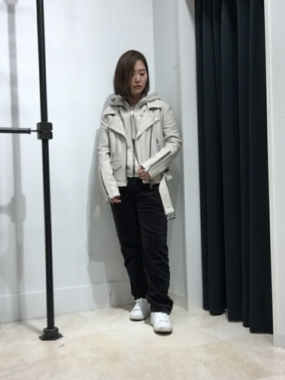 「スニーカー、コーデュロイ、レザージャケット、ベロア、パンツスタイル、ALLSAINTS　、レザージャケット×パーカー、オールセインツ」｜「ALLSAINTSのNARIA HOODIE BIKER | |NARIA フーディー バイカー（ライダースジャケット、ホワイト系）」を使った、Micheleさん（レディース・155cm）の冬コーディネートの1枚目の写真
