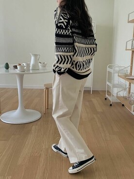 ニット セーターを使った 白パンツ の人気ファッションコーディネート 地域 韓国 Wear