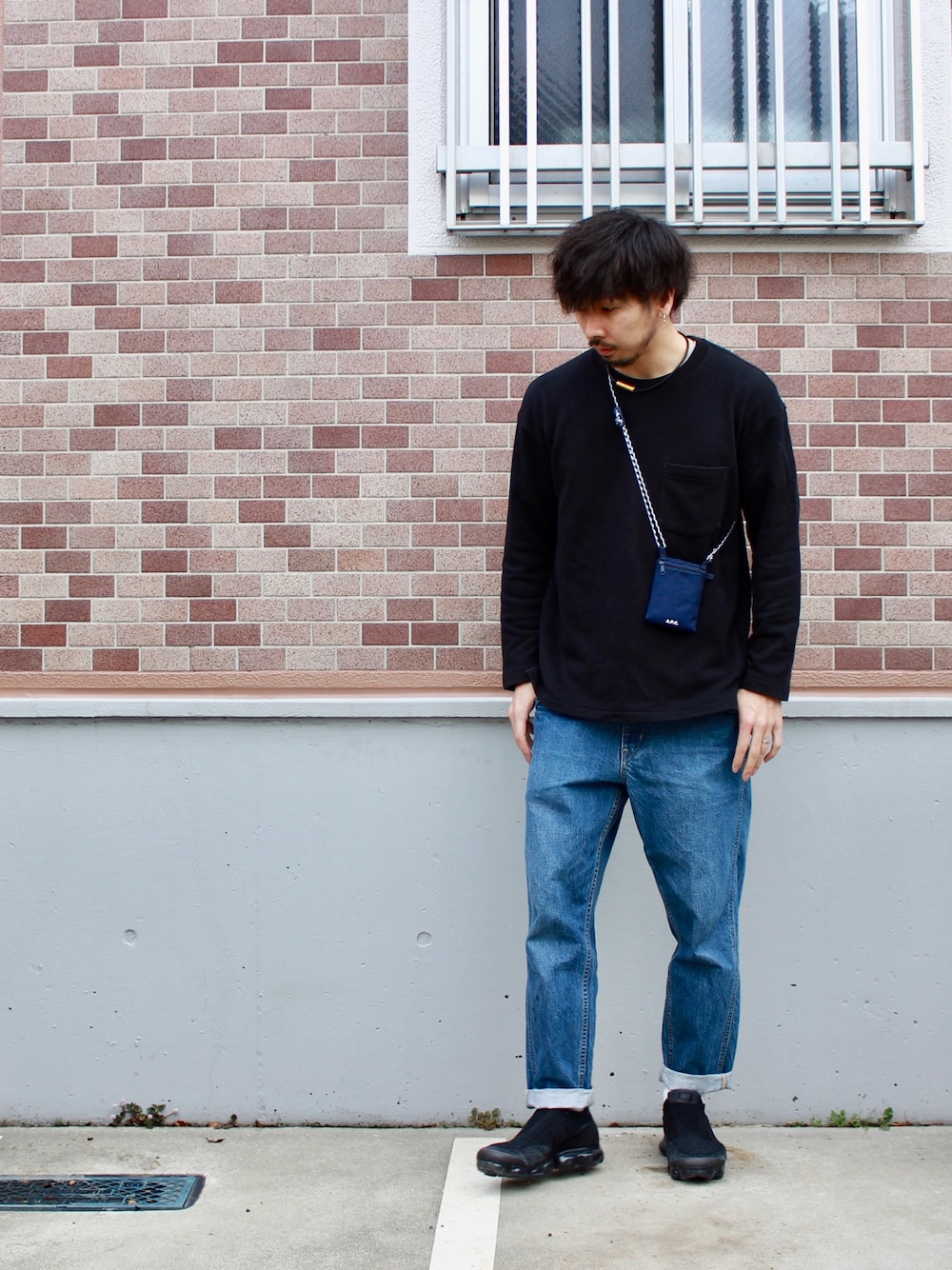 「スニーカー、スウェット、デニム、ネックウォレット、雑誌付録、シンプル、vapormax、カジュアル、春コーデ」｜「A.P.C.のアイテム（ショルダーバッグ、ブラック系）」を使った、N i s s yさん（メンズ・172cm）の春コーディネートの1枚目の写真