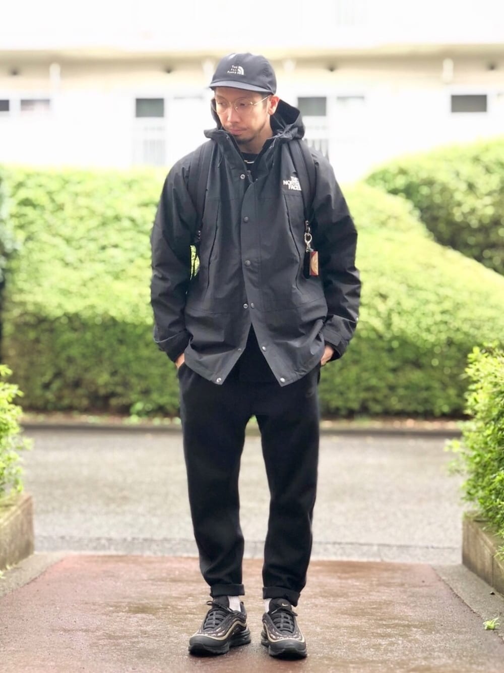 ブラック系のマウンテンパーカー、ブラック系のその他パンツ、ブラック系のスニーカーを着用したメンズの秋コーディネートの1枚目の写真