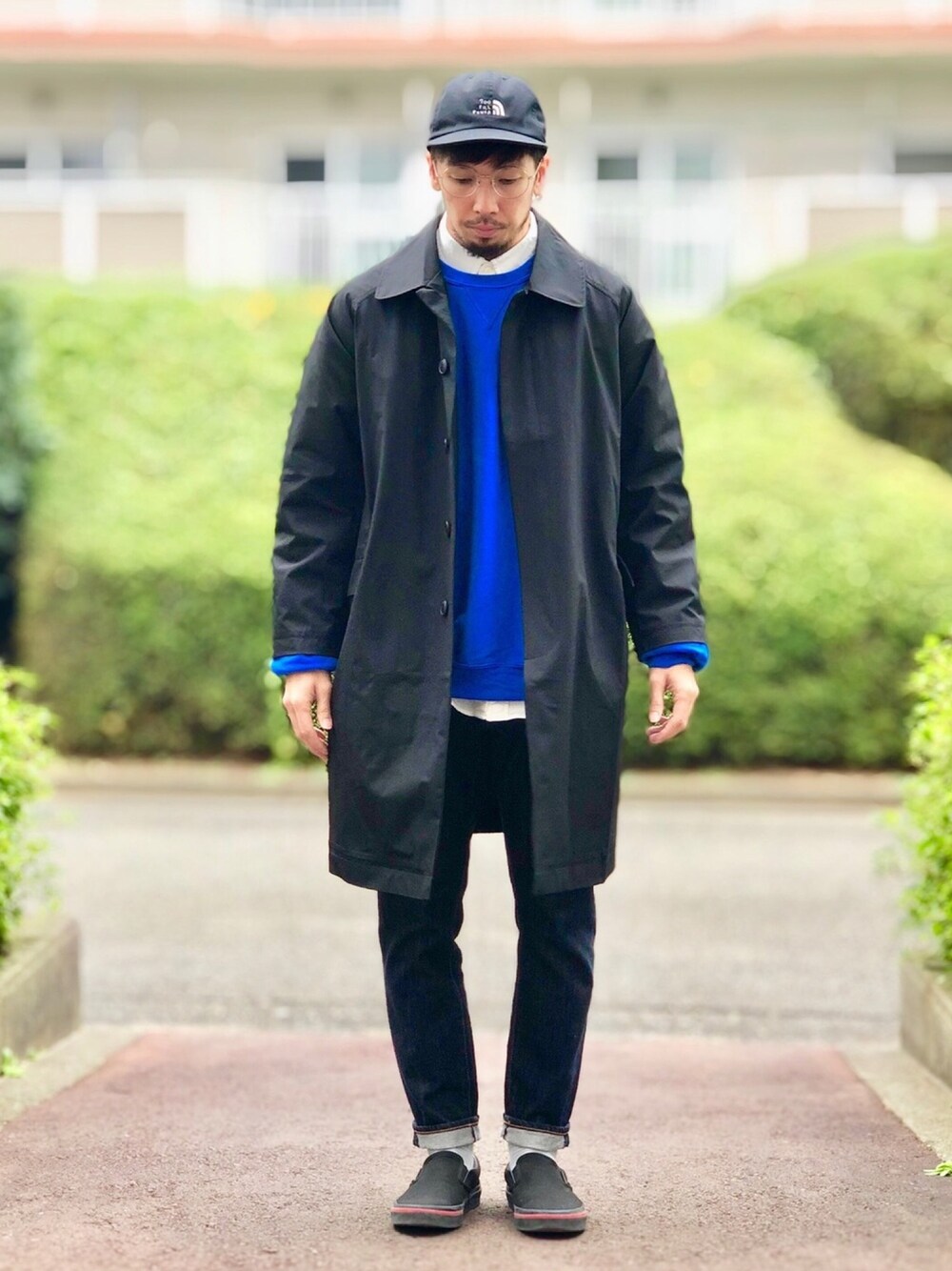 「ステンカラーコート、スウェット、青、zozoデニム、ZOZO、スニーカー、スリッポン、キャップ、700fillpower」｜「FREAK'S STOREのテック4wayストレッチ ステンカラーコート（ステンカラーコート、ブラック系）」を使った、N i s s yさん（メンズ・172cm）の冬コーディネートの1枚目の写真