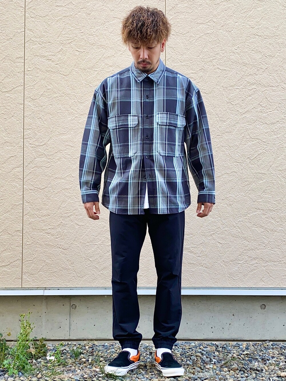 グレー系のシャツ/ブラウス、ブラック系のスニーカーを着用したメンズの秋コーディネートの1枚目の写真