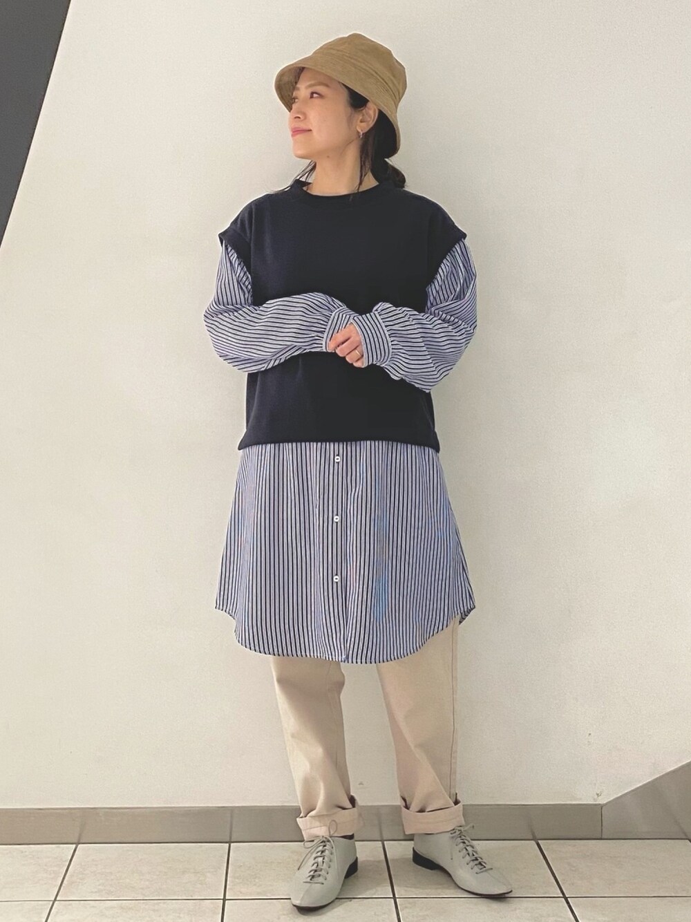 ブルー系のTシャツ/カットソー、ホワイト系のその他パンツ、グレー系のその他シューズを着用したレディースの冬コーディネートの1枚目の写真