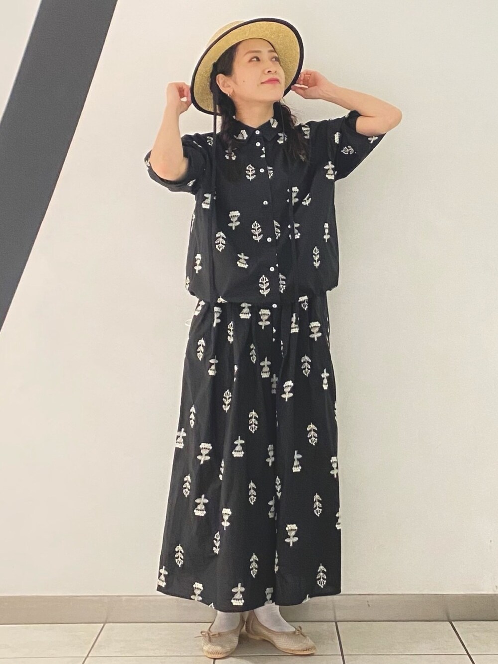 「セットアップ、ブラック、刺繍、poudoudou、pou dou dou、キュロット、春、カンカン帽、ラクチンコーデ、プードゥドゥ」｜「POU DOU DOUのボタニカル刺繍シャツ（シャツ/ブラウス、ブラック系）」を使った、yoshidaさん（レディース・155cm）の春コーディネートの1枚目の写真