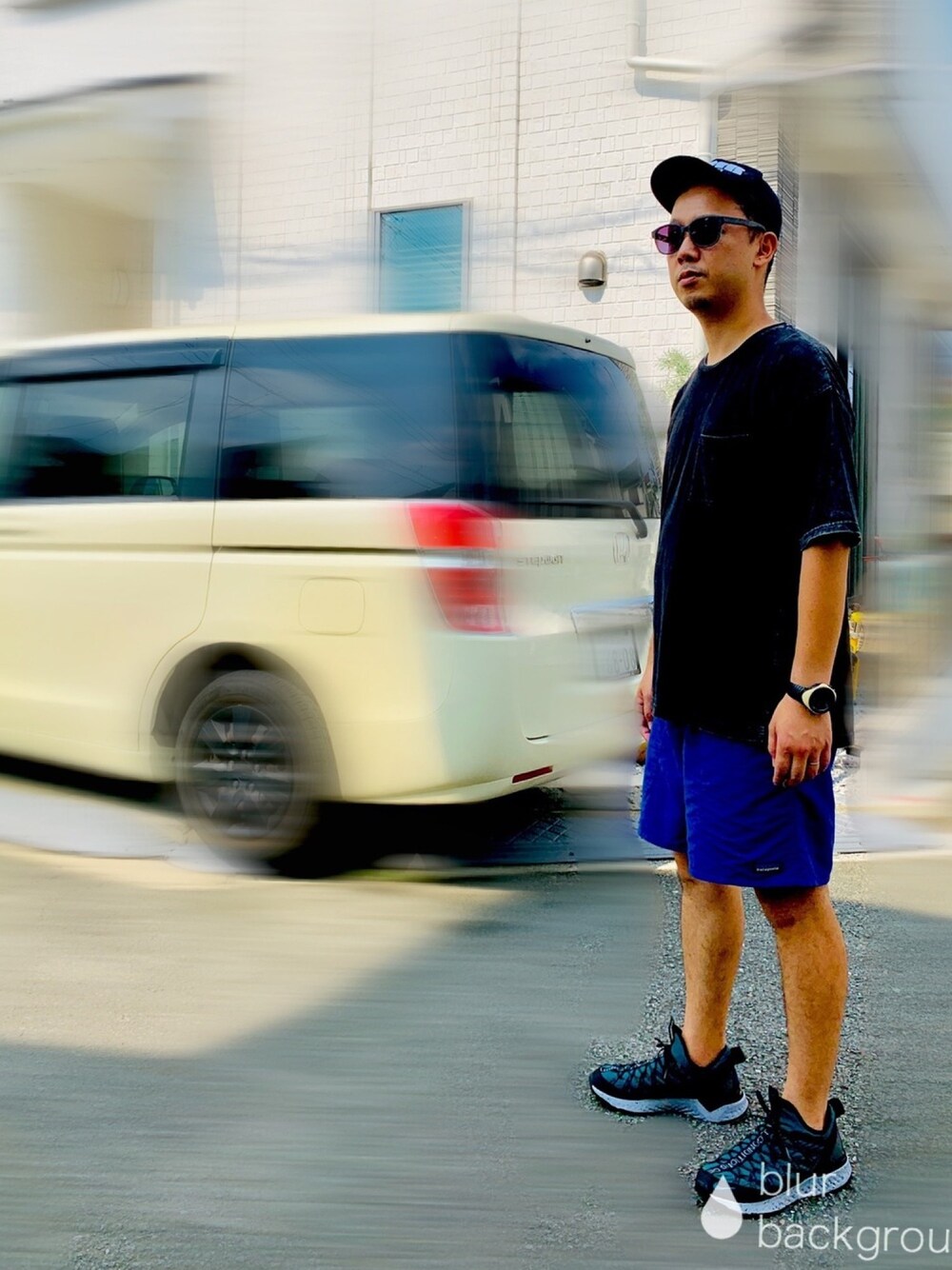 ブラック系のTシャツ/カットソー、ブルー系のその他パンツ、ブラック系のショルダーバッグを着用したメンズの秋コーディネートの1枚目の写真