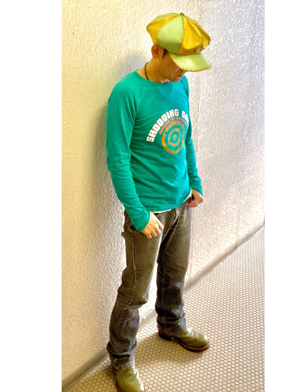 「キャスケット、ロングスリーブ、ブーツカットパンツ、エンジニアブーツ」｜「Levi'sのアイテム（デニムパンツ、グレー系）」を使った、エンジョイ・スイッチさん（メンズ・174cm）の冬コーディネートの1枚目の写真