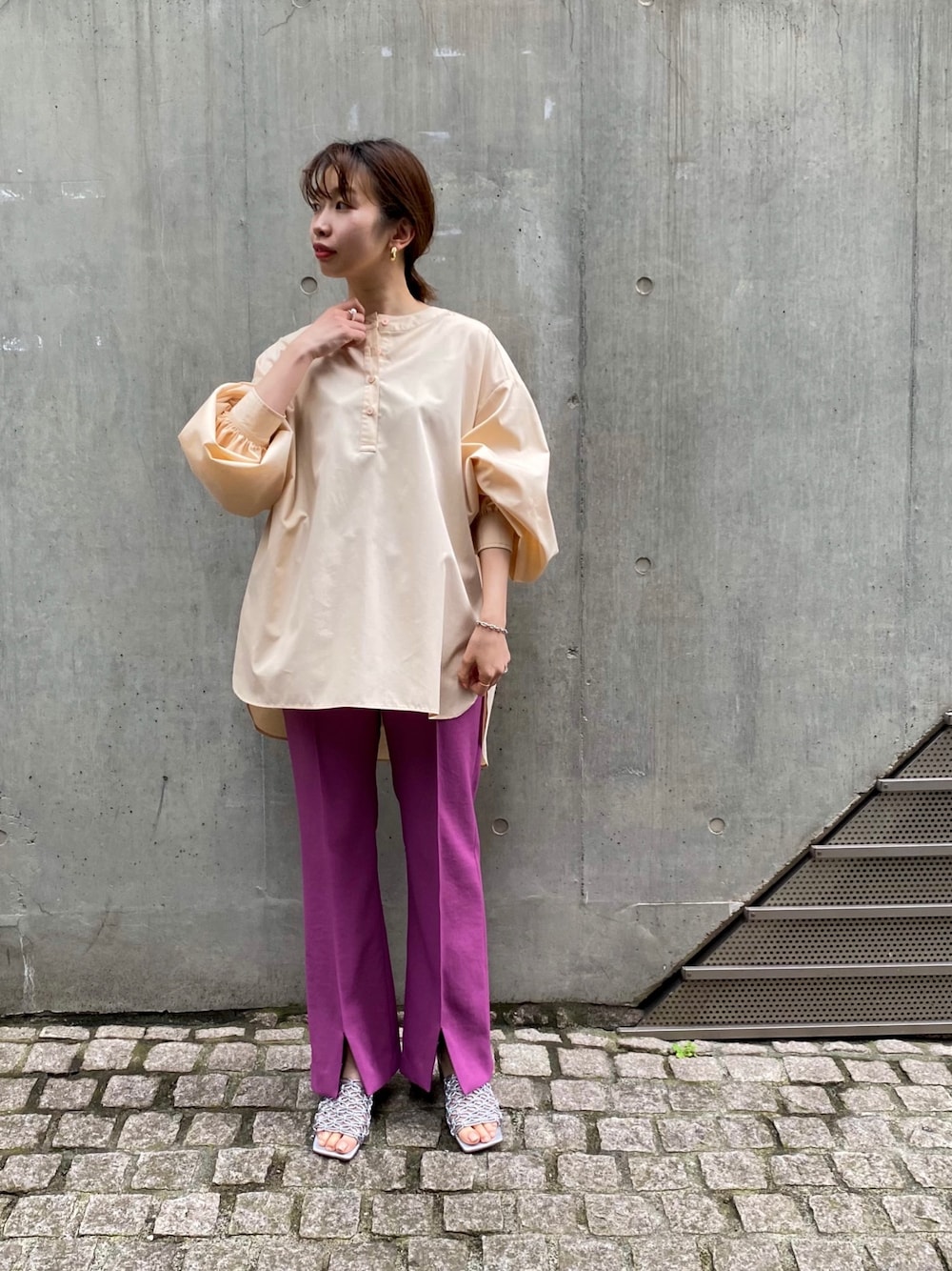 ベージュ系のシャツ/ブラウス、ピンク系のその他パンツ、シルバー系のサンダルを着用したレディースの春コーディネートの1枚目の写真