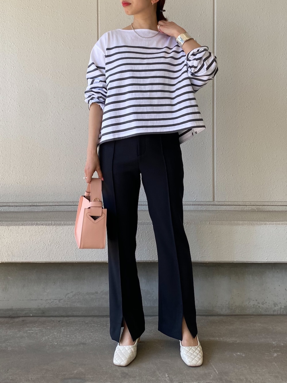 ブラック系のその他パンツ、ホワイト系のパンプス、ピンク系のトートバッグを着用したレディースの春コーディネートの1枚目の写真