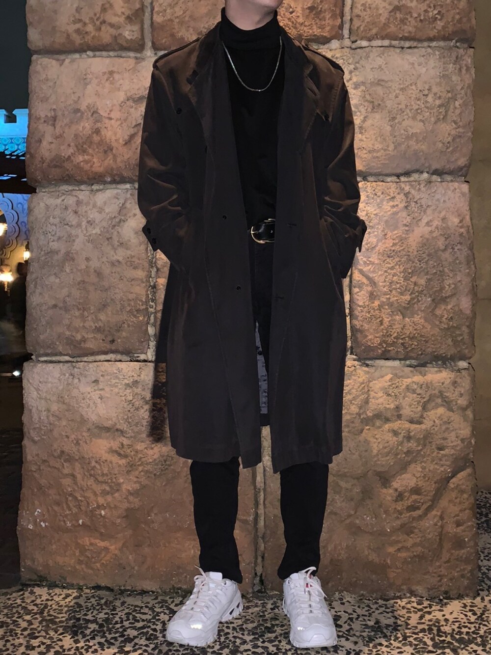 「タートルネック、黒スキニー、ブラック、休日スタイル」｜「SKECHERSのSKECHERS Sneakers（スニーカー、ホワイト系）」を使った、たいがさん（メンズ・180cm）の冬コーディネートの1枚目の写真