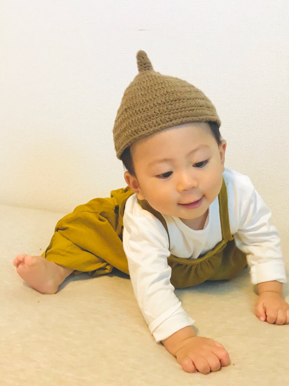 「キッズコーデ、男の子コーデ、1歳、どんぐり帽、ハンドメイド、サロペット、シンプルコーデ、ナチュラルコーデ、UNIQLO」｜「UNIQLOのアイテム（Tシャツ/カットソー、ホワイト系）」を使った、にほっこさん（キッズ・80cm）の春コーディネートの1枚目の写真