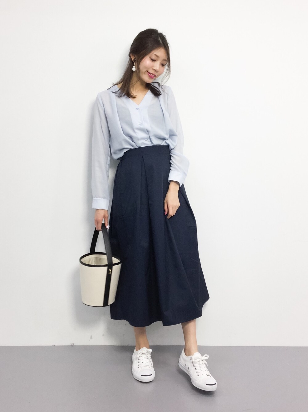 「大人カジュアル、おでかけ、きれいめカジュアル、ゆるコーデ、オトナカジュアル」｜「N.（N. Natural Beauty Basic）のウォッシャブルビエラブラウス（シャツ/ブラウス、ブルー系）」を使った、吉岡由梨子さん（レディース・158cm）の春コーディネートの1枚目の写真