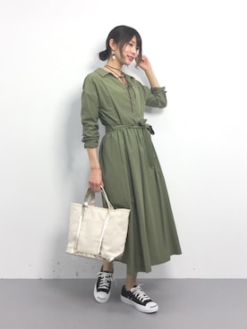「NATURAL BEAUTY BASIC（ナチュラルビューティーベーシック）のアイテム（シャツワンピース）」を使った、吉岡由梨子さん（レディース・158cm）の春コーディネート