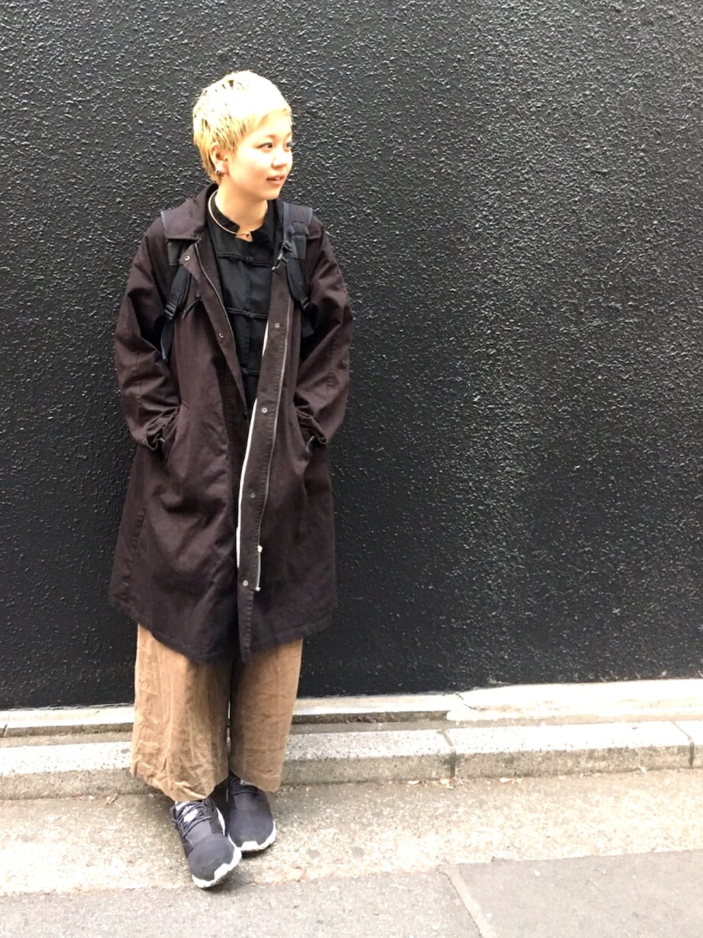 「シンプル、ブラック、ロングコート、メンズサイズ、ワイドパンツ、チャイナシャツ、チョーカー、スニーカー、だぼだぼ、ゆるコーデ」｜「KBFの【WEB限定】KBF　ボーイッシュビッグコート（その他アウター、ブラック系）」を使った、ゆきし❅しきゆさん（レディース・162cm）の冬コーディネートの1枚目の写真