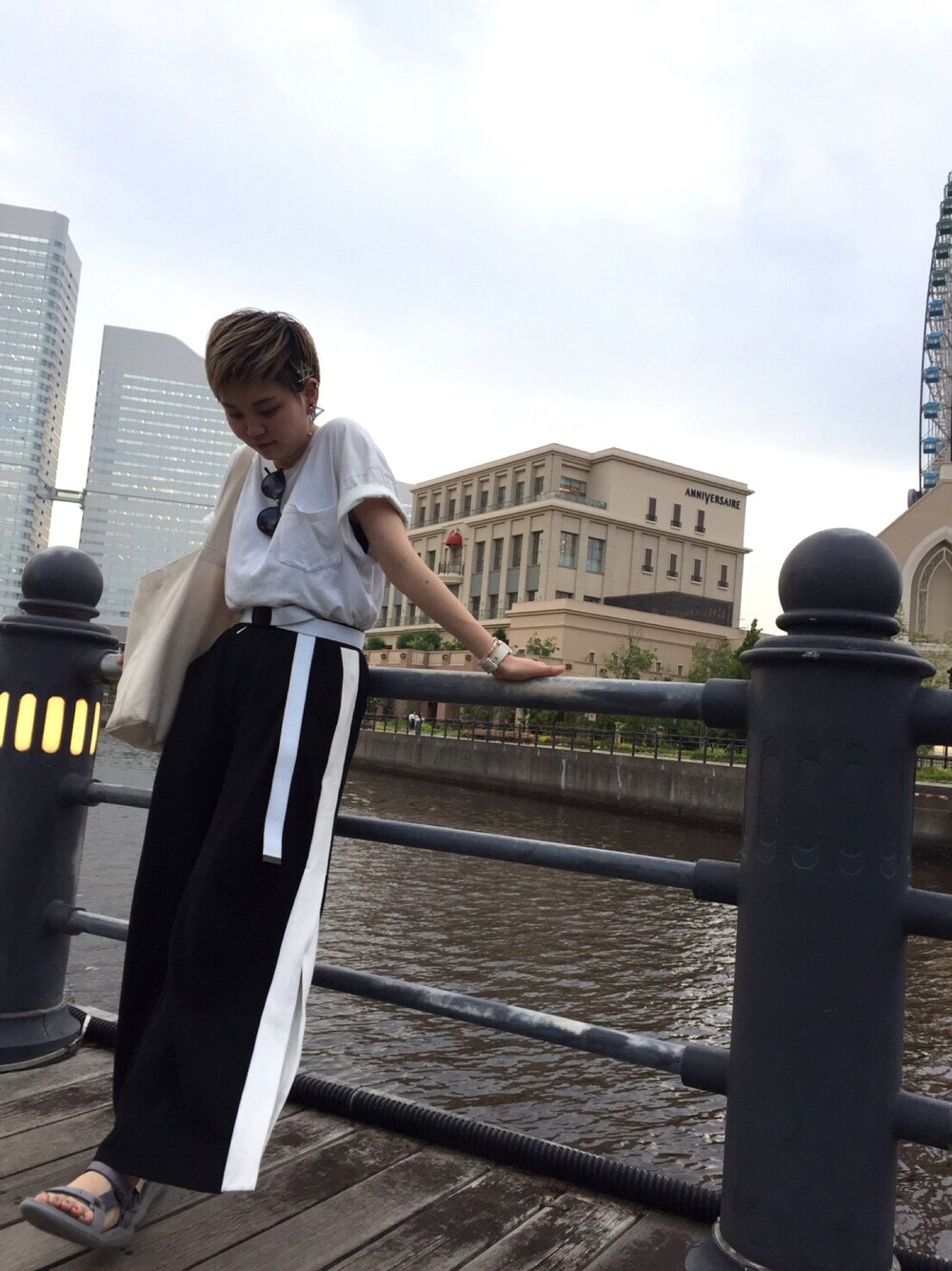 「ジャージ、ガチャベルト、サンダル、モノトーン、ゆるコーデ、白Tシャツ、横浜、サングラス、デート、ootd」｜「WHO'S WHO galleryのスリットワイドジャージー（その他パンツ、ブラック系）」を使った、ゆきし❅しきゆさん（レディース・162cm）の夏コーディネートの1枚目の写真