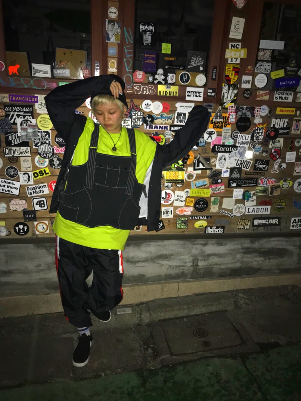 「お目立ちネオンコーデ、carhartt、ジャージ、NIKE、コーチジャケット、ベスト、ニット帽、ストリート」｜「NIKEのナイキ クラシックスニーカー ブレーザー LOW ウィメンズシューズ（スニーカー、ブラック系）」を使った、ゆきし❅しきゆさん（レディース・162cm）の秋コーディネートの1枚目の写真
