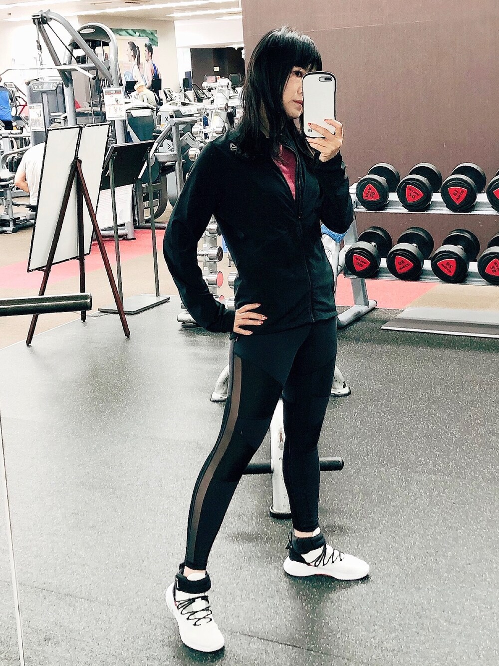 「リーボック(Reebok)、reebok、リーボックラブ、ナイロンジャケット、ランニングスタイル、ワークアウト、スニーカー、ワントーンコーデ、ブラック、レギンス」｜「Reebokのランニング エッセンシャルズ ウィンドジャケット［Running Essentials Wind Jacket］リーボック（ナイロンジャケット、ブラック系）」を使った、MAKIさん（レディース・162cm）の秋コーディネートの1枚目の写真
