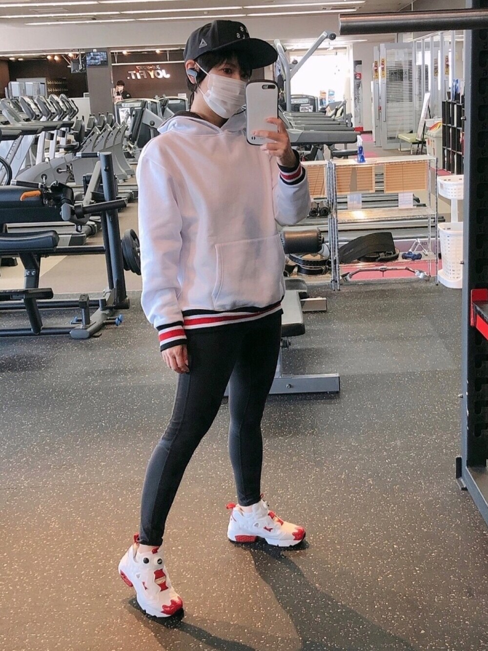 「リーボック(Reebok)、reebok、ポンプフューリー、パーカー、トレーニング、キャップ、筋トレ、レギンス、タイツ」｜「Reebokのインスタポンプ フューリー [InstaPump Fury Original Shoes] リーボック（スニーカー、ホワイト系）」を使った、MAKIさん（レディース・162cm）の夏コーディネートの1枚目の写真