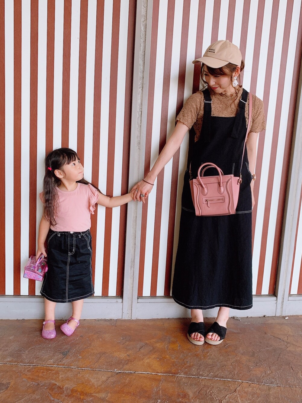 「夏、プチプラ、親子コーデ、リンクコーデ、ワンピース、娘コーデ、女の子コーデ、女の子ママ、ママコーデ、ママファッション」｜「CELINEのアイテム（ショルダーバッグ、ピンク系）」を使った、Kom︎oさん（レディース・158cm）の夏コーディネートの1枚目の写真