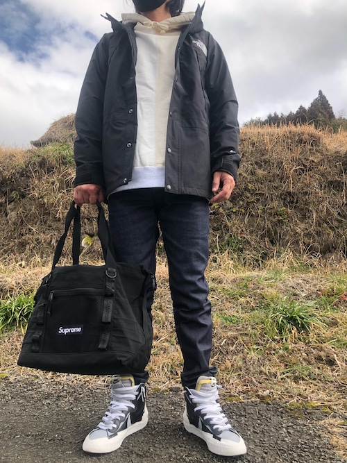 Supreme シュプリーム のトートバッグを使った人気ファッションコーディネート Worldarchitecturefestival