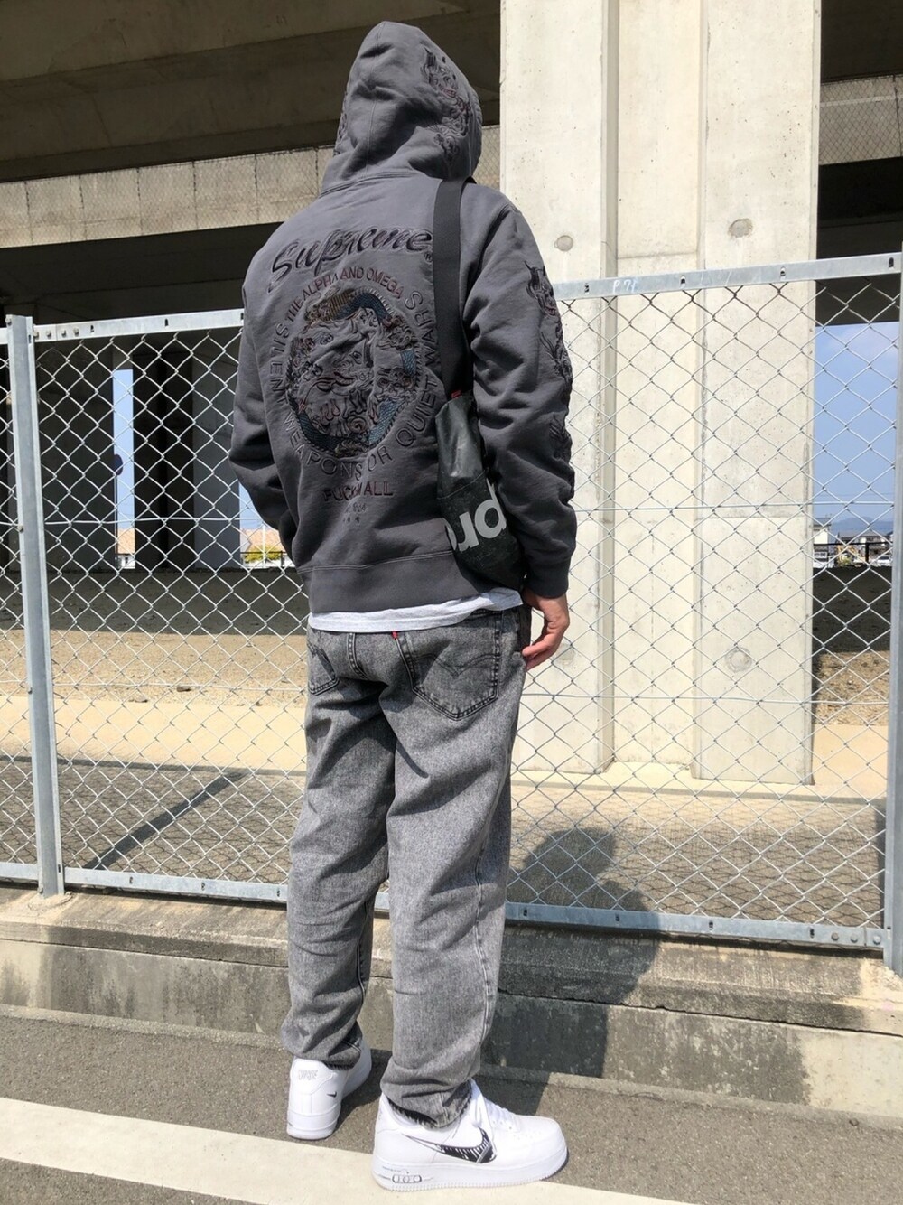 Supreme のパーカーを使った「バックプリント」の人気ファッション