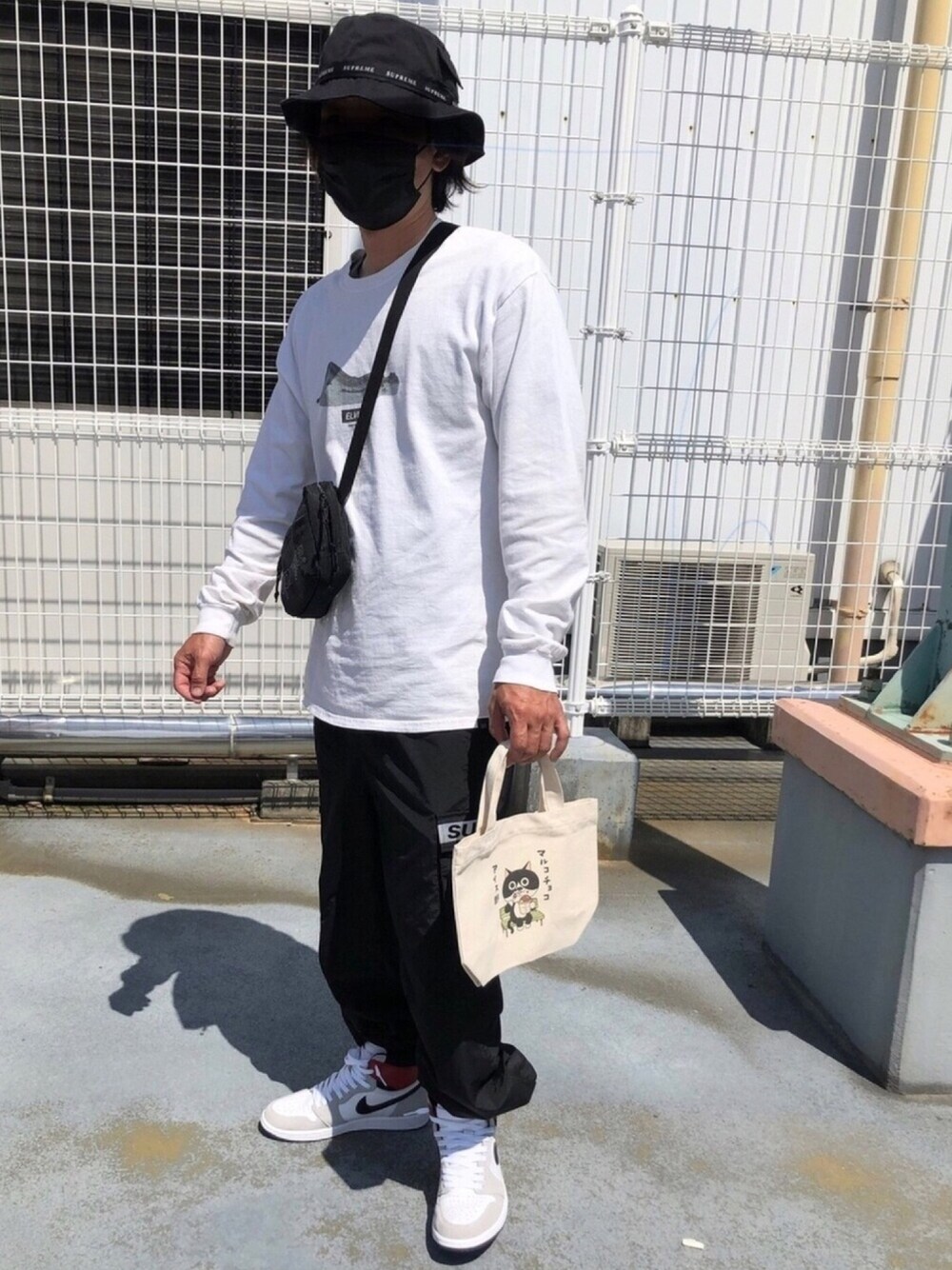 「休日コーデ、ビッグシルエット、おしゃれさんと繋がりたい、スニーカー、カーゴパンツ、ロンT、シュプリーム、マルコチョコレート、ハット」｜「Supreme のアイテム（ハット、ブラック系）」を使った、シンさん（メンズ・172cm）の春コーディネートの1枚目の写真