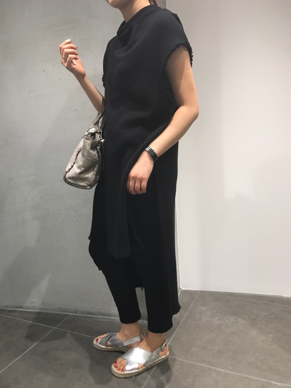「B2nd、le crabe rouge、bajra、モノトーンコーデ、シルバーサンダル、履きやすい、動きやすい、GIORGIO BRATO、レザーバッグ」｜「GIORGIO BRATOのアイテム（ショルダーバッグ、ベージュ系）」を使った、kawamotoさん（レディース・166cm）の春コーディネートの1枚目の写真