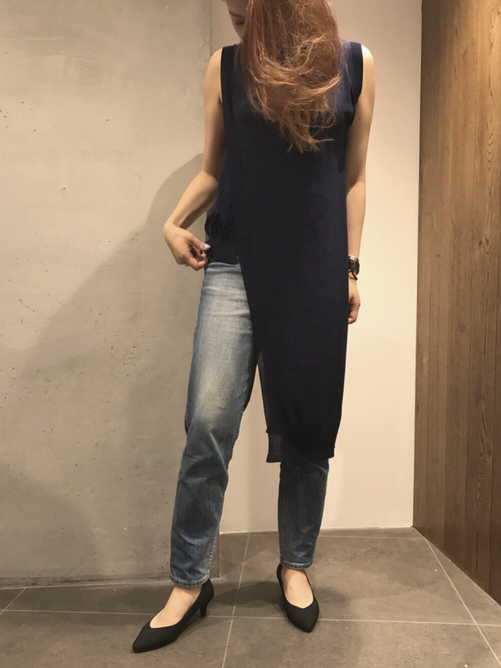 ブルー系のトップス、ブルー系のデニムパンツを着用したレディースの夏コーディネートの1枚目の写真