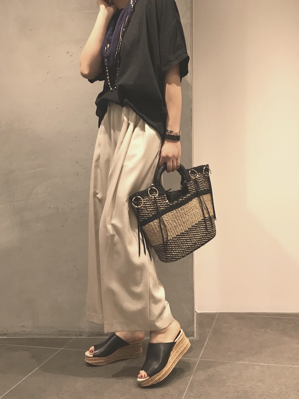 「B2nd、シンプルコーデ、カジュアルコーデ、パンツスタイル、ブラック、ラクチンコーデ、オトナ女子、ネックレス」｜「VIOLAd'OROのアイテム（ハンドバッグ、ブラック系）」を使った、kawamotoさん（レディース・166cm）の夏コーディネートの1枚目の写真