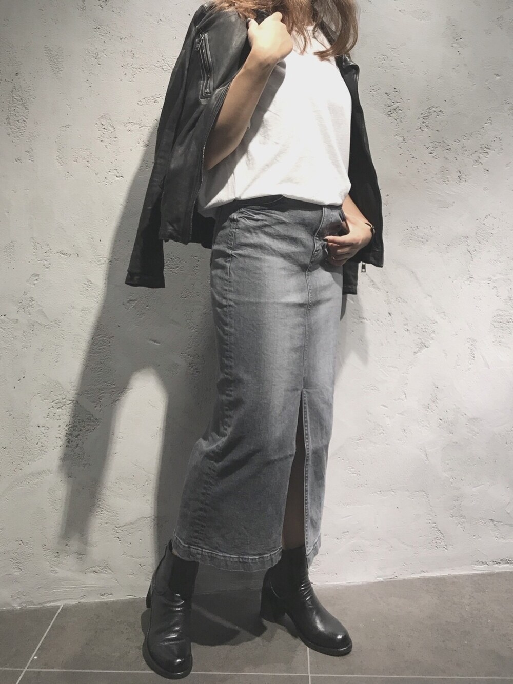 「オトナカジュアル、B2nd、YANUK、GIORGIO BRATO、レザージャケット、デニムスカート、OFFICINE CREATIVE、ブーツ、秋冬、セレクトショップ」｜「YANUKのアイテム（デニムスカート、グレー系）」を使った、kawamotoさん（レディース・166cm）の秋コーディネートの1枚目の写真