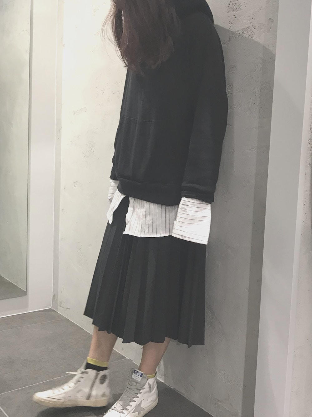 ブラック系のパーカー、ホワイト系のスニーカー、ブラック系のソックス/靴下を着用したレディースの秋コーディネートの1枚目の写真