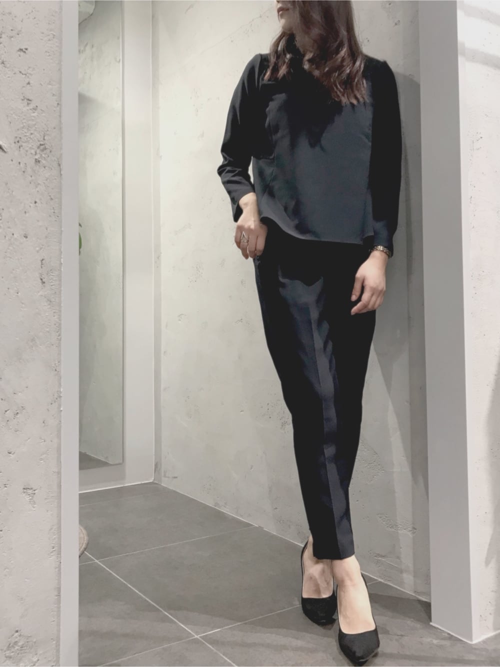 「パンツスタイル、シンプル、オトナ女子、mica&deal、B2nd、セットアップ、およばれ、ブラック、ネイビー」｜「MICA&DEALのアイテム（セットアップ、ブルー系）」を使った、kawamotoさん（レディース・166cm）の秋コーディネートの1枚目の写真