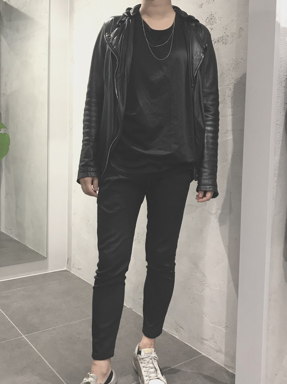 「シンプルコーデ、ブラック、ブラックコーデ、GIORGIO BRATO、レザー、bajra、スニーカー、GOLDEN GOOSE、OURET」｜「OURETのOURET (オーレット) トップス（Tシャツ/カットソー、ブラック系）」を使った、kawamotoさん（レディース・166cm）の秋コーディネートの1枚目の写真