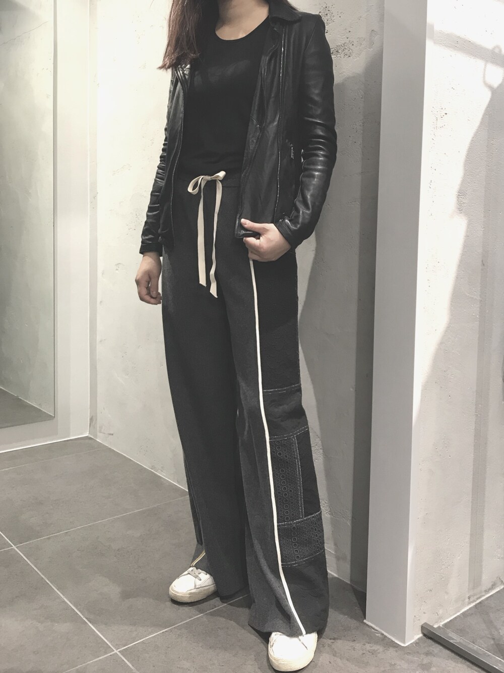 「秋冬コーデ、レザージャケット、GIORGIO BRATO、オトナ女子、スニーカー、GOLDEN GOOSE、ALYSI、ビーセカンド、秋のコーデ、パンツスタイル」｜「ALYSIのアイテム（パンツ、グレー系）」を使った、kawamotoさん（レディース・166cm）の秋コーディネートの1枚目の写真