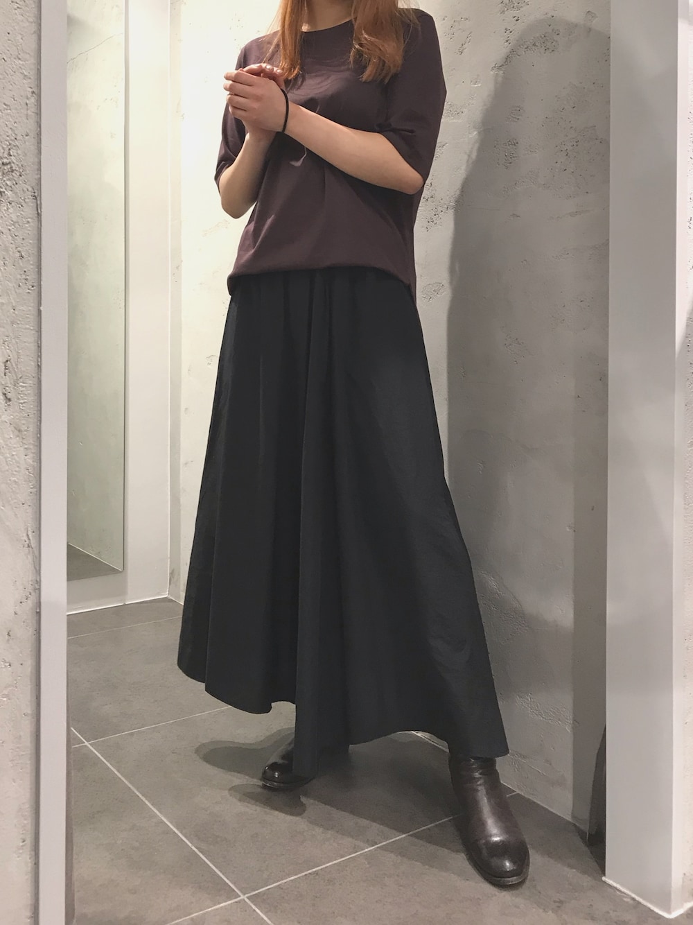 「ゆるコーデ、シンプル、スカート、アシンメトリースカート、ブラック、ブーツ、B2nd、droitbello、ATON、大人カジュアル」｜「DROIT BELLOのDROIT BELLO(ドロイトベロ)ｱｼﾝﾒﾄﾘｰｽｶｰﾄ／ASYMMETRY SKIRT（スカート、ブラック系）」を使った、kawamotoさん（レディース・166cm）の春コーディネートの1枚目の写真