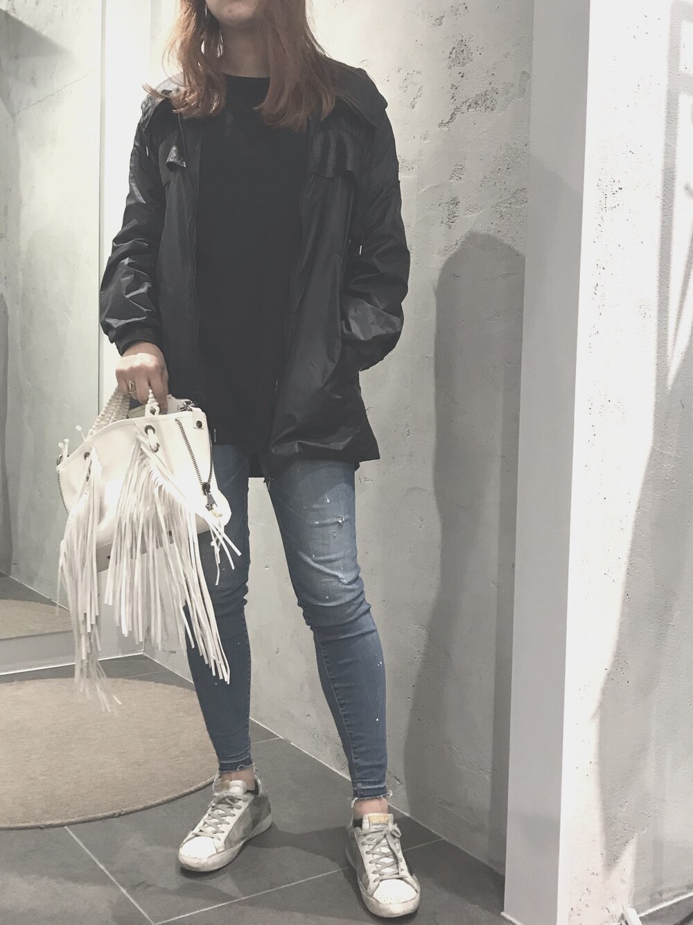 「TATRAS、ナイロンジャケット、surt、B2nd、Munich、デニムパンツ、GOLDEN GOOSE、GIORGIO BRATO、レザーバッグ、カジュアルコーデ」｜「TATRASのアイテム（ナイロンジャケット、ブラック系）」を使った、kawamotoさん（レディース・166cm）の春コーディネートの1枚目の写真