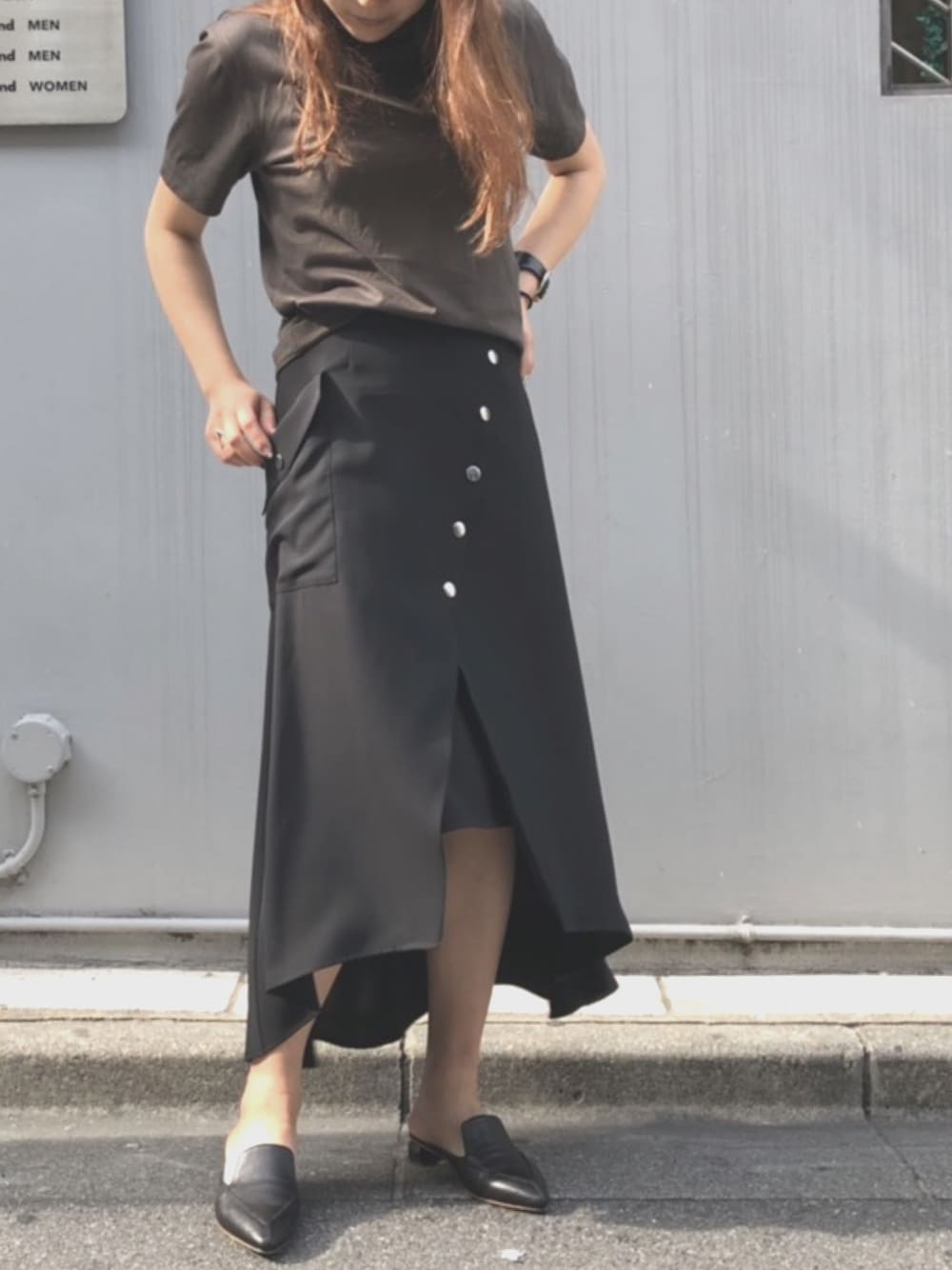 「ATON、EZUMI、OFFICINE CREATIVE、スカート、サンダル、Tシャツ、別注、B2nd、ブラックコーデ、大人カジュアル」｜「ATONのATON（エイトン） CREW NECK T-SHIRT 2/クルーネック（Tシャツ/カットソー、グリーン系）」を使った、kawamotoさん（レディース・166cm）の春コーディネートの1枚目の写真