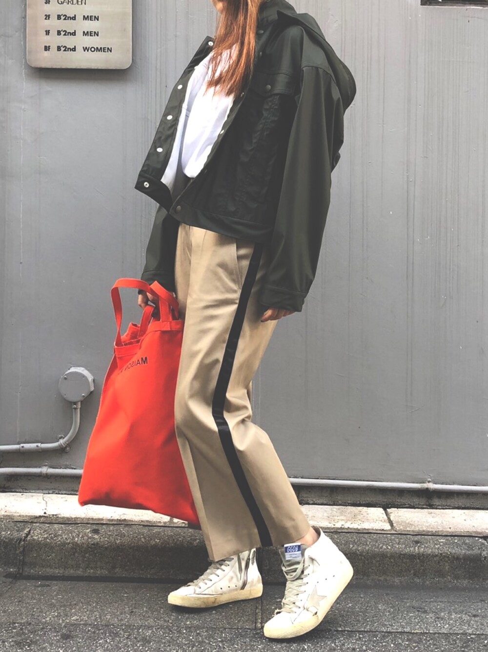 「カジュアル、チノパン、ナイロンジャケット、マルジェラ、MM6、B2nd、ラインパンツ、ATON、2019AW」｜「MM6 Maison Margielaのアイテム（ナイロンジャケット、グリーン系）」を使った、kawamotoさん（レディース・166cm）の夏コーディネートの1枚目の写真