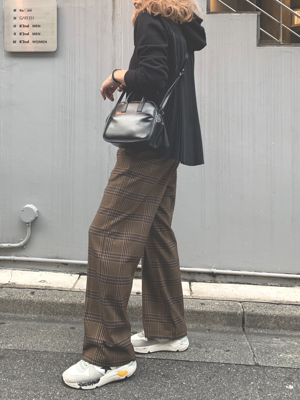 「チェック、GOLDEN GOOSE、大人カジュアル、スニーカーコーデ、パンツスタイル、ラクチンコーデ、ブラウンコーデ、B2nd、秋コーデ、チェック柄に恋してる」｜「PIENIのPIENI(ピエニ)MINI BOSTON/ミニボストンバッグ（ボストンバッグ、ブラック系）」を使った、kawamotoさん（レディース・166cm）の秋コーディネートの1枚目の写真