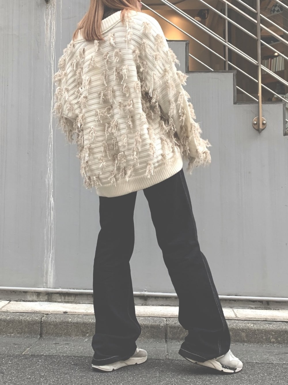 「GOLDEN GOOSE、スニーカー、minedenim、デニム、ブラックデニム、カーディガン、ニットカーディガン、EARIH、B2nd、秋のコーデ」｜「EARIHのアイテム（カーディガン/ボレロ、ベージュ系）」を使った、kawamotoさん（レディース・166cm）の秋コーディネートの1枚目の写真
