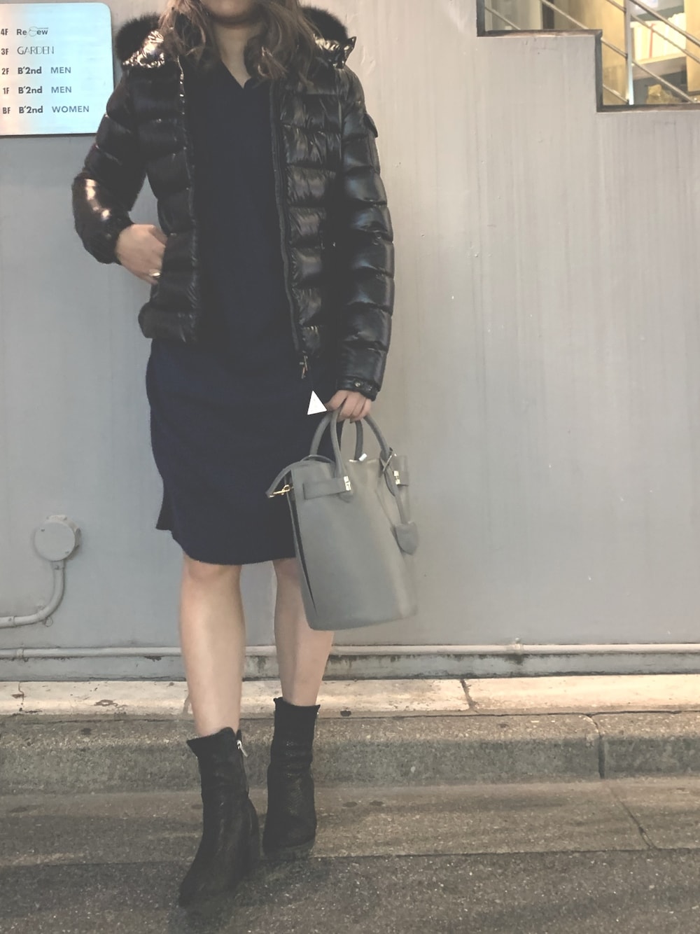 「オトナ女子、MM6、ワンピース、ダウンジャケット、モンクレール、MONCLER、ブーツ、OFFICINE CREATIVE、冬のコーデ、きれいめカジュアル」｜「MM6 Maison Margielaのアイテム（ワンピース、ブルー系）」を使った、kawamotoさん（レディース・166cm）の秋コーディネートの1枚目の写真