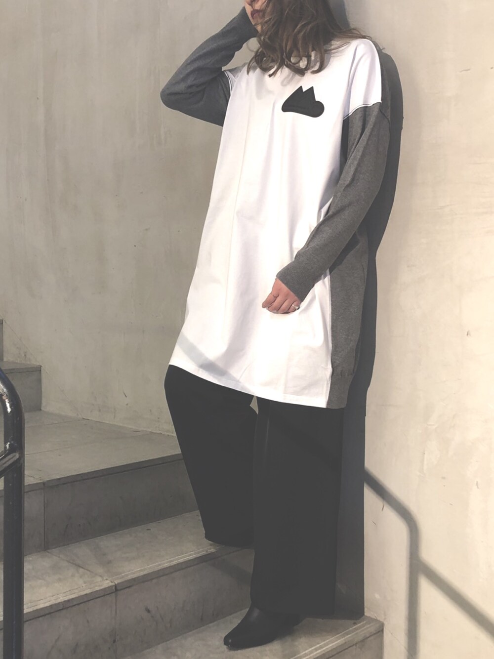 「休日スタイル、MM6、MM6 Maison Martin Margiela、ビッグシルエット、ゆるコーデ、モノトーン、高身長女子、B2nd、スタッフセンバツ」｜「MM6 Maison Margielaのアイテム（Tシャツ/カットソー、ホワイト系）」を使った、kawamotoさん（レディース・166cm）の冬コーディネートの1枚目の写真