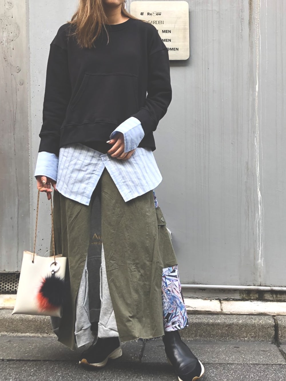 「スカート、レイヤードスタイル、大人カジュアル、スニーカーコーデ、リメイク、ファー小物、カジュアルコーデ、VINTI ANDREWS、B2nd、変形スカート」｜「VINTI ANDREWSのアイテム（スウェット、ブラック系）」を使った、kawamotoさん（レディース・166cm）の冬コーディネートの1枚目の写真