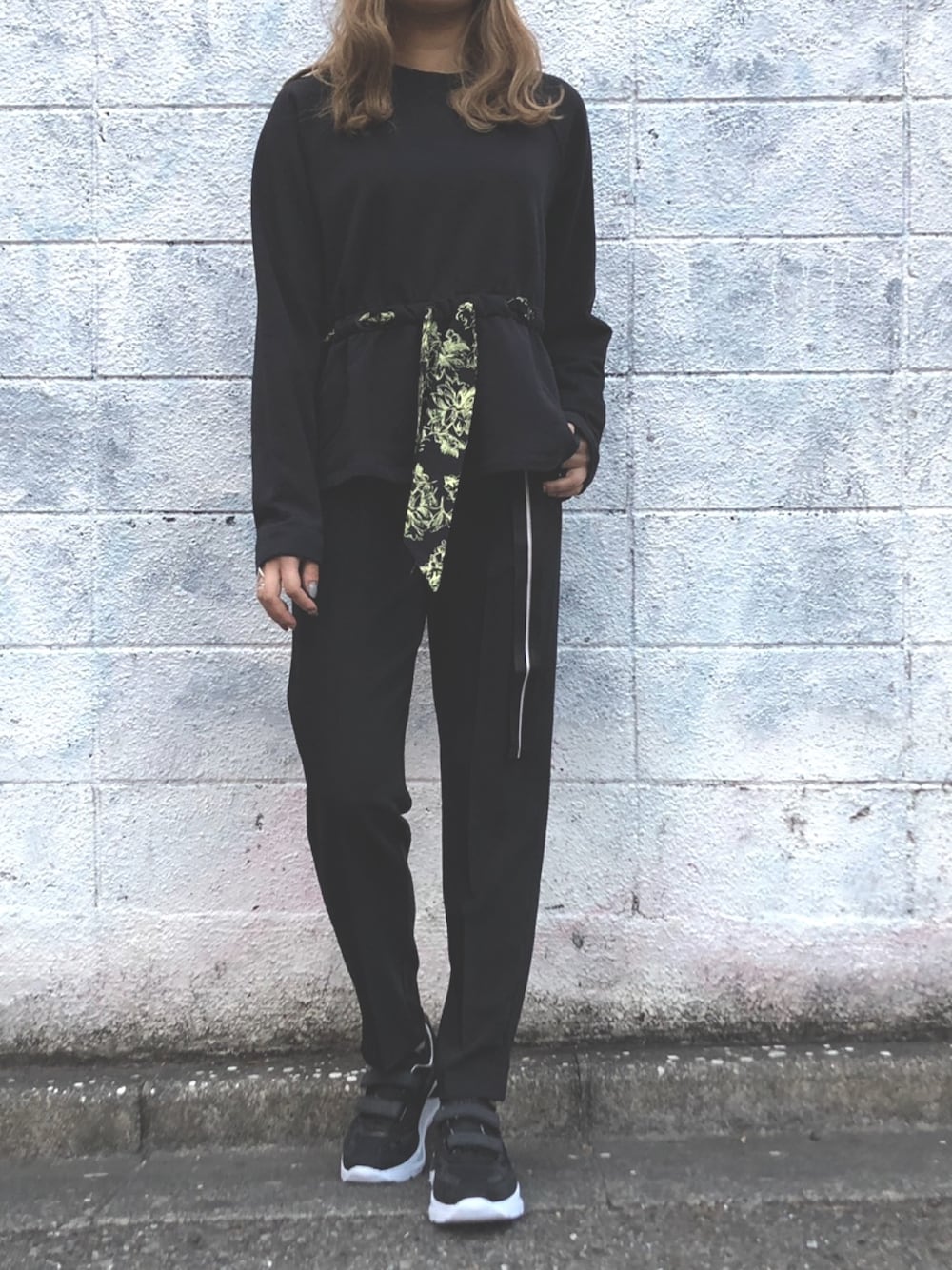 「シンプル、スポーツミックス、スポーティ、スニーカー、sportmaxcode、B2nd、メンズライク、黒、D.A.T.E、20ss」｜「SPORTMAX CODEのアイテム（Tシャツ/カットソー、ブラック系）」を使った、kawamotoさん（レディース・166cm）の冬コーディネートの1枚目の写真