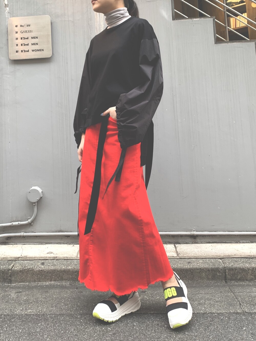 「スカート、ブラック、赤、スニーカーコーデ、UGG、White Mountaineering、アクティブ、B2nd、高身長女子、surt」｜「WHITE MOUNTAINEERINGのアイテム（トップス、ブラック系）」を使った、kawamotoさん（レディース・166cm）の冬コーディネートの1枚目の写真