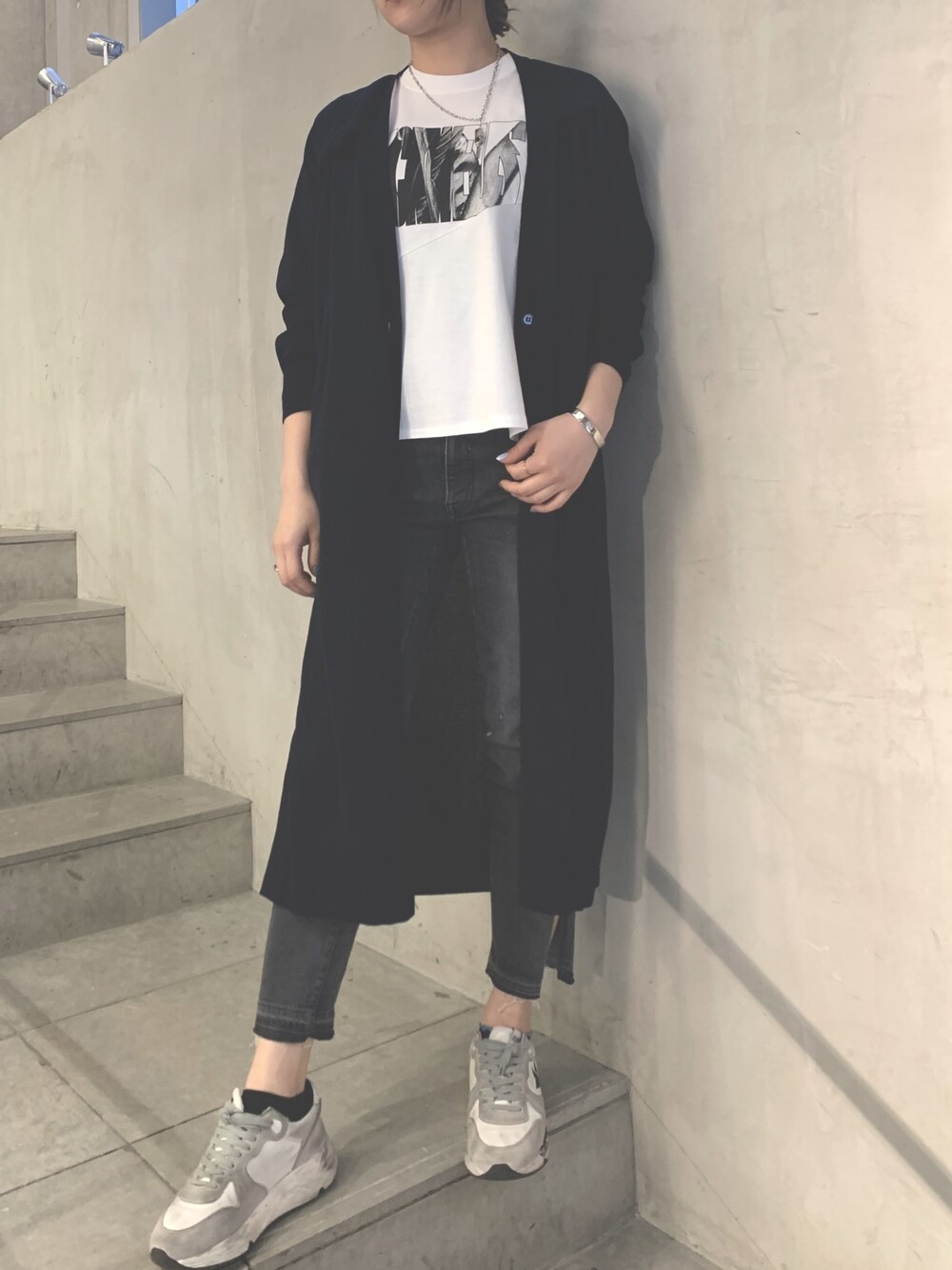 「カーディガン、スニーカー、デニム、GOLDEN GOOSE、ロングカーディガン、モノトーンコーデ、カジュアルコーデ、rekisami」｜「JCMのアイテム（カーディガン/ボレロ、ブルー系）」を使った、kawamotoさん（レディース・166cm）の春コーディネートの1枚目の写真