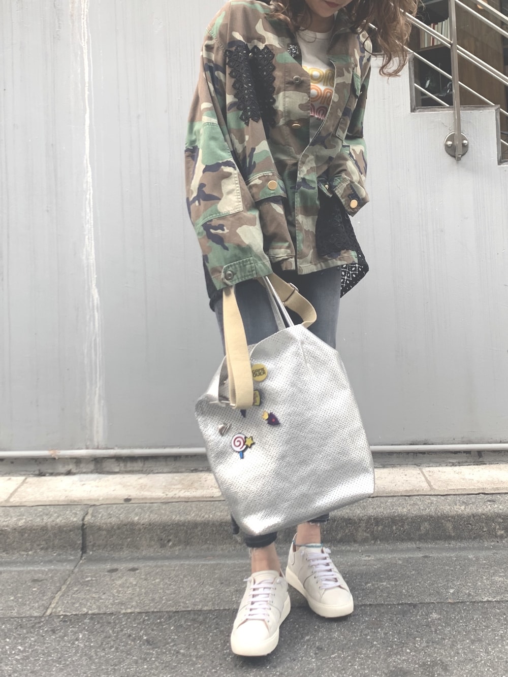 「カジュアルコーデ、おしゃれさんと繋がりたい、オトナカジュアル、パンツスタイル、Tシャツ、ミリタリー、シルバー、B2nd、REMI RELIEF、ブラックデニム」｜「REMI RELIEFのREMI RELIEF（レミレリーフ）スペシャル加工Tシャツ(CALIFORNIA)（Tシャツ/カットソー、ホワイト系）」を使った、kawamotoさん（レディース・166cm）の春コーディネートの1枚目の写真