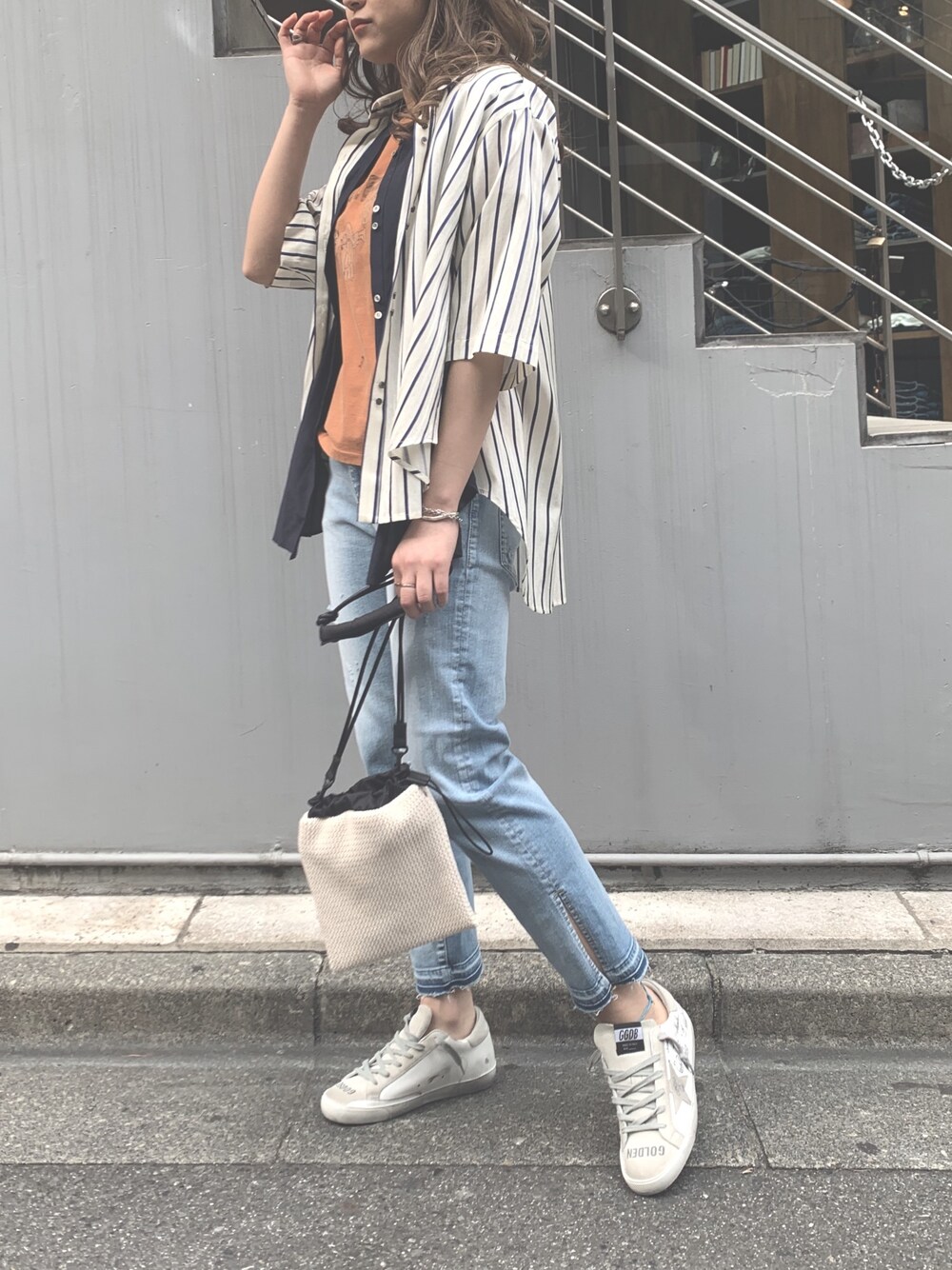 「きれいめカジュアル、カジュアル、パンツスタイル、RITO、GOLDEN GOOSE、surt、REMI RELIEF、夏コーデ、シャツスタイル、レイヤード」｜「RITOのアイテム（シャツ/ブラウス、ホワイト系）」を使った、kawamotoさん（レディース・166cm）の春コーディネートの1枚目の写真
