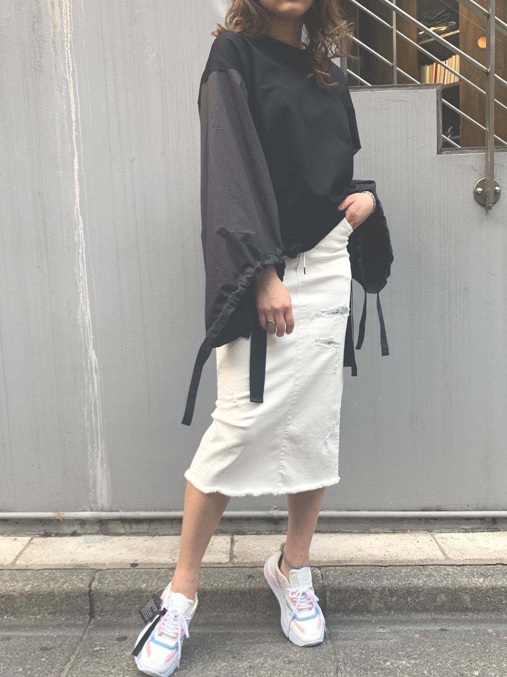 「スニーカー、スカート、ホワイト、モノトーン、White Mountaineering、シンプルコーデ、ラクチンコーデ、D.A.T.E、B2nd、surt」｜「WHITE MOUNTAINEERINGのアイテム（トップス、ブラック系）」を使った、kawamotoさん（レディース・166cm）の春コーディネートの1枚目の写真